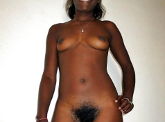 Fille black, belle chatte poilue