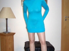 Mature soulève sa robe sexy