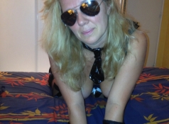 Femme mûre de Lyon sexy porte des lunettes de soleil