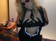 Femme mûre de Lyon en tenue rock et sexy
