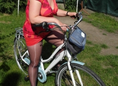 Femme ronde sexy fait du vélo