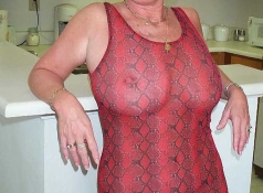 Femme retraitée Nantes : robe transparente