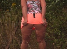 Exhibe sa paire de fesses dehors - Mature blonde