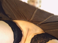 Exhibe sa chatte sous la jupe