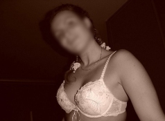 photo noir et blanc d'une femme en soutien gorge