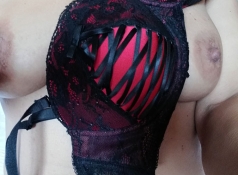 Exhibe ses petits seins - Femme Cougar