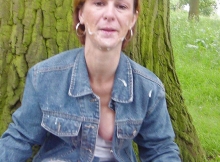 Ma femme suce et elle est couverte de sperme chaud