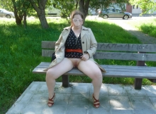 Montre sa chatte sur un banc public à Abbeville