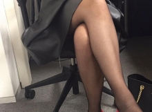 Jambes croisées - Cougar sexy