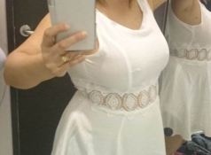 Grosse poitrine dans une robe moulante
