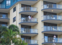 Plan cul sur le balcon - Humour sexy