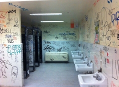 Toilettes publiques recouvertes de tags