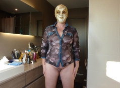 Femme porte un masque libertin et exhibe sa chatte