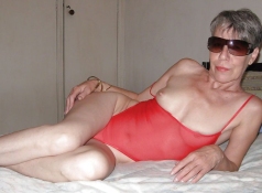Mamie sexy en body rouge