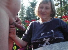 Madame caresse les bourses de Monsieur - Couple libertin