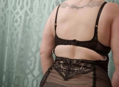 photo de derrière d'une femme cougar en lignerie
