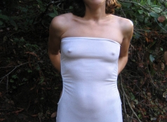 Fille maigre en robe moulante