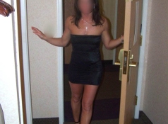 Tenue sexy avant de sortir de la chambre d'hôtel