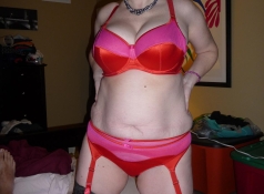 Sur le lit en lingerie coquine - RDV Lib