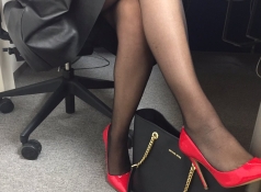 Collants et escarpins au bureau