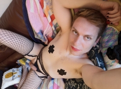 Julie travesti en lingerie coquine