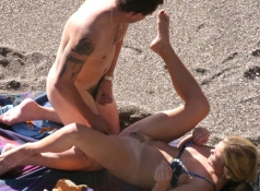 Partie de sexe à la plage (attention aux voyeurs)