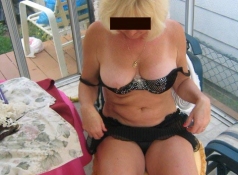 Presque nue sous la véranda - Femme retraitée Toulouse