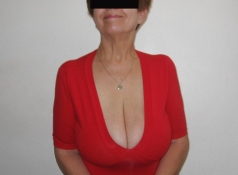 Robe rouge et decolleté plongeant - Mature gros seins