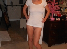 Gros seins et tshirt transparent - Femme cougar