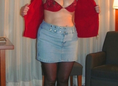 Femme cougar se déshabille