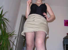 Debout en jupe - Collants résilles