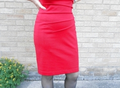 Femme mariée Bordeaux : en robe rouge