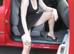 Coquine dans la voiture - Femme offerte