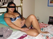 Assise en lingerie sur le lit - Femme asiatique