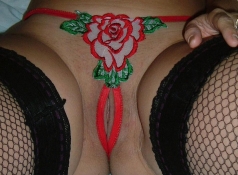 String ouvert motif rose