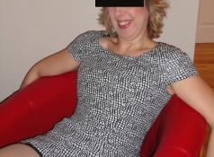Robe courte dans le fauteuil - Femme sexy