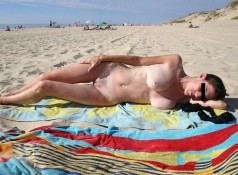 Exhib sur la serviette - Rencontre naturiste