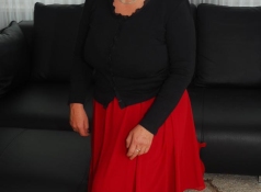 Robe rouge et collants - Femme seule