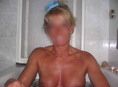 Femme mature Bordeaux : nue dans le bain