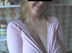 Décolleté - Énorme poitrine