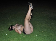 En culotte dans le jardin - Couple échangiste