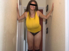 Femme mûre s'exhib dans le couloir