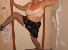 Vieille cochonne à moitié nue
