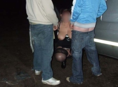 Femme offerte branle deux mecs