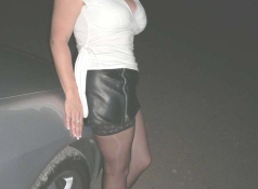 Femme offerte devant la voiture
