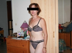 Femme cougar en lingerie deux pièces