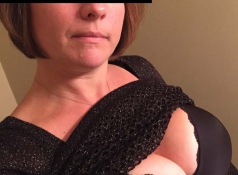Femme chaude fait un selfie