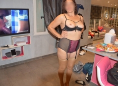 Femme en lingerie regarde un film porno