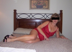 Femme mûre allongée en dessous sexy