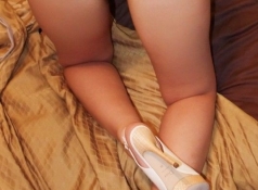 Gode dans l'anus -fille en string
